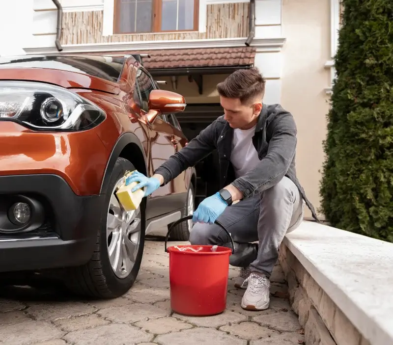 Lavage auto à domicile Cressensac-Sarrazac : professionnel intervenant sur un véhicule